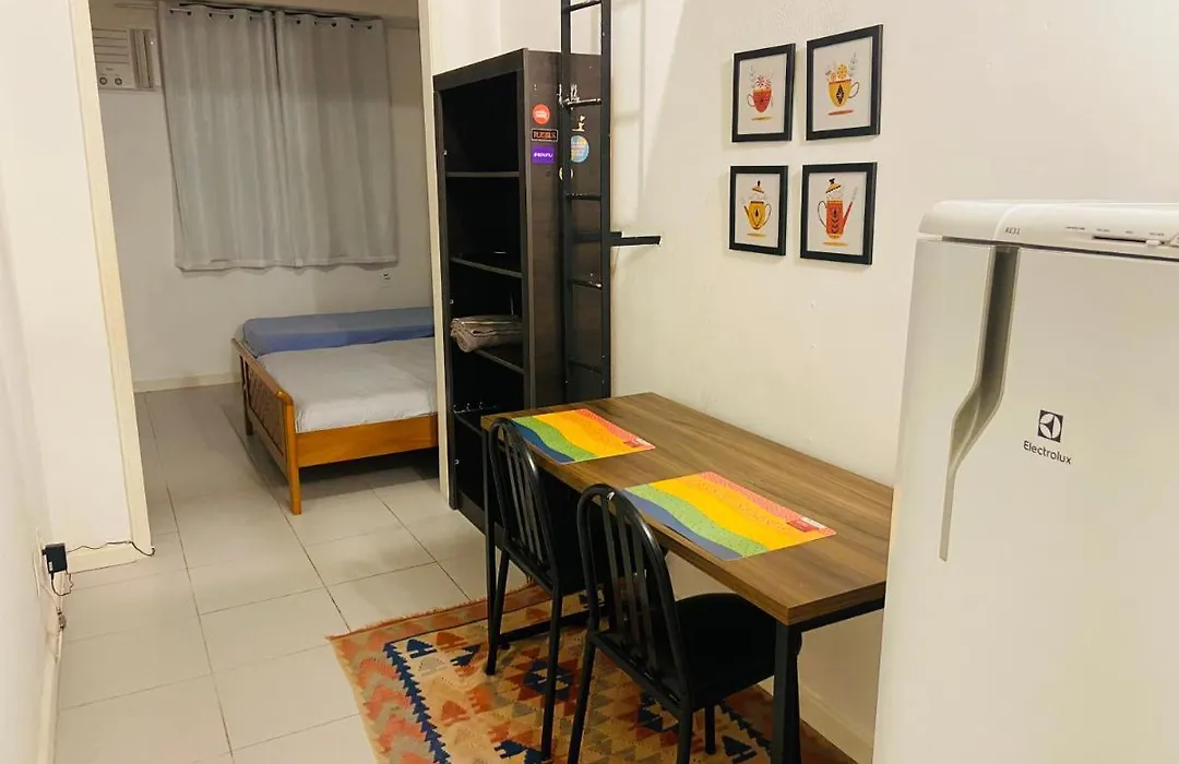 STUDIO COMPLETO na praia de COPACABANA, perto Ipanema Gal Osório, com ar, wifi, netflix, até 3 pessoas, pauloangerami SF138-1